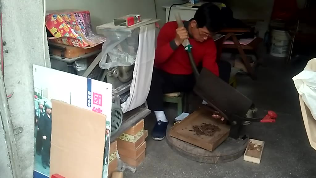 实拍切胶师傅切割洋参